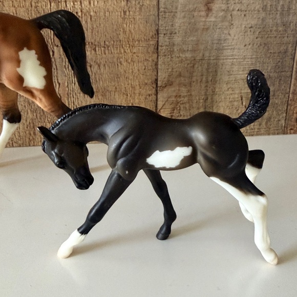 Breyer Wild Mustangs Aguila Dun Pinto Stallion & Muraco Colt Set - Picture 3 of 5